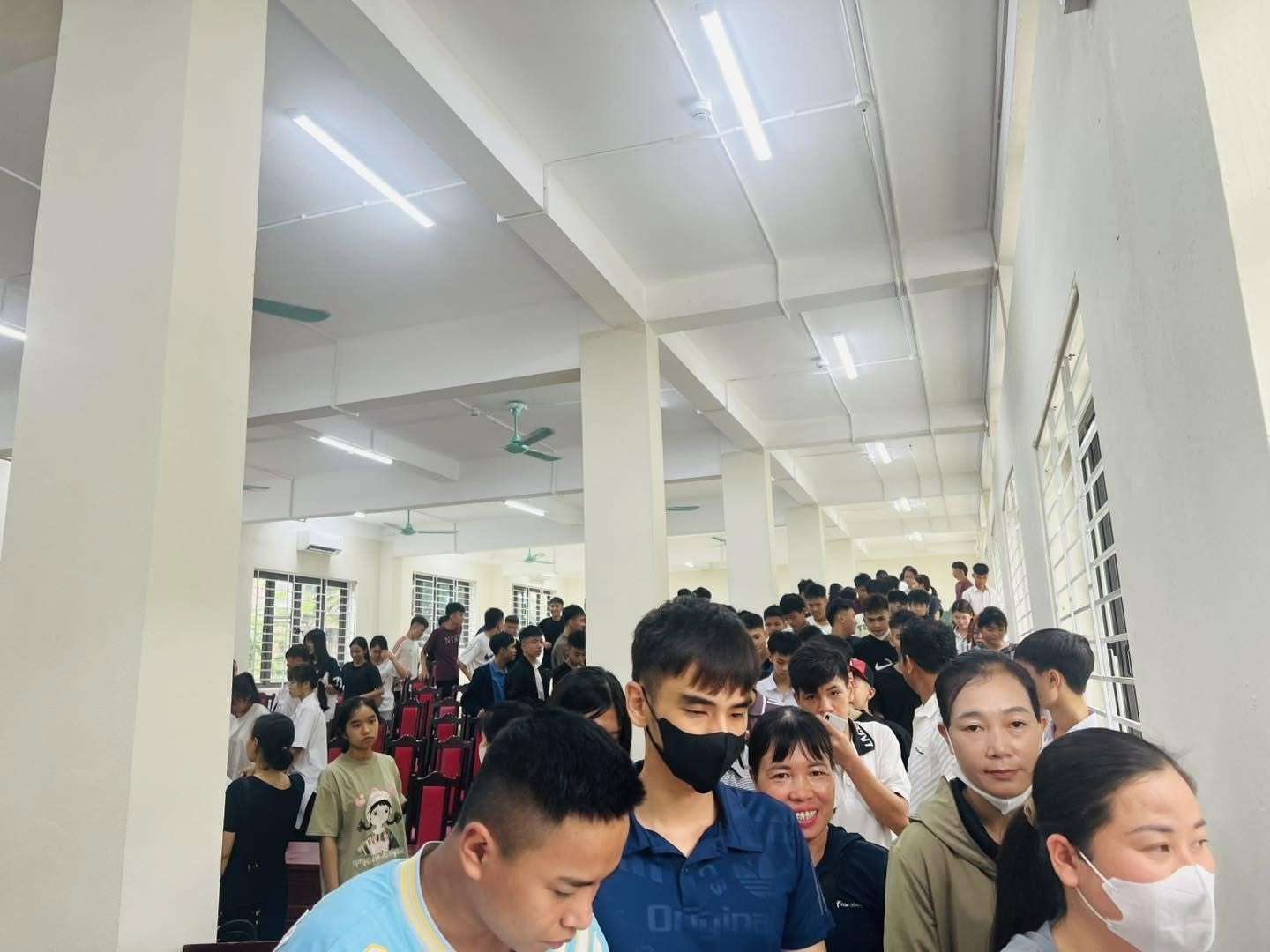 Tháng 8, nắng vàng rực rỡ gọi tên những khởi đầu mới, chào đón những bước chân đầu tiên chạm ngõ ước mơ