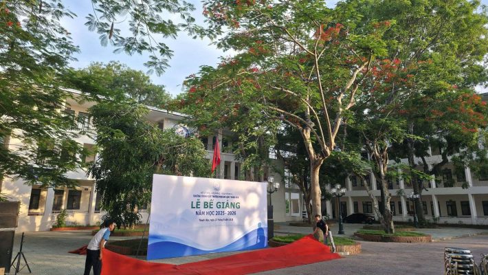 Sân trường hôm nay vẫn nắng, vẫn xanh… nhưng lòng người thì bỗng chùng xuống một nhịp.