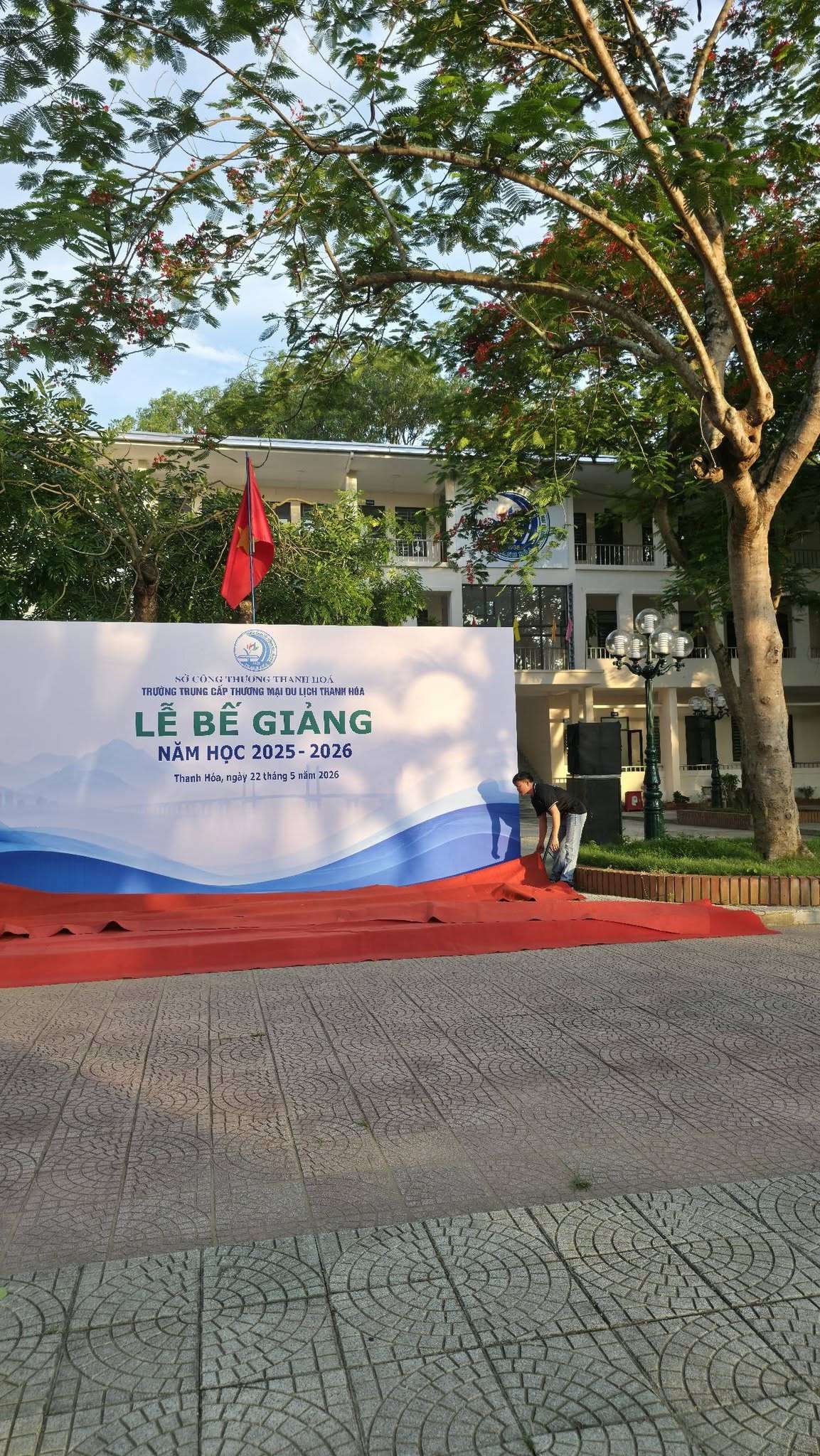 Sân trường hôm nay vẫn nắng, vẫn xanh… nhưng lòng người thì bỗng chùng xuống một nhịp.