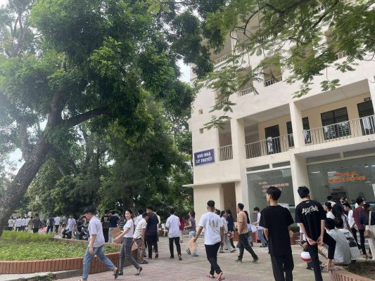 Tháng 8, nắng vàng rực rỡ gọi tên những khởi đầu mới, chào đón những bước chân đầu tiên chạm ngõ ước mơ