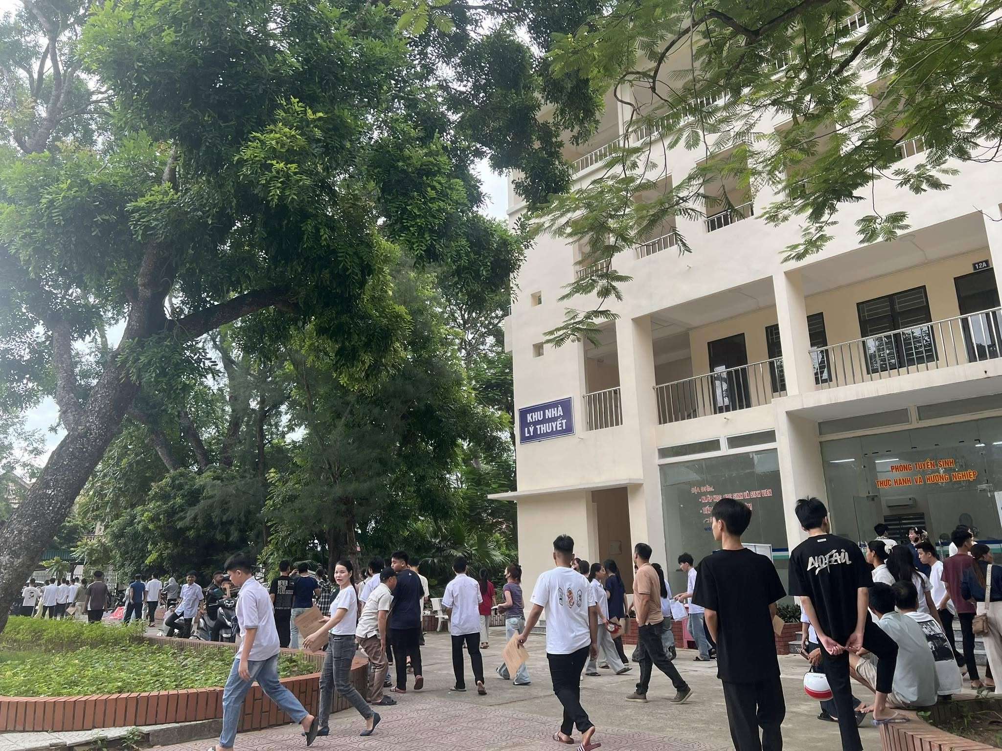 Tháng 8, nắng vàng rực rỡ gọi tên những khởi đầu mới, chào đón những bước chân đầu tiên chạm ngõ ước mơ